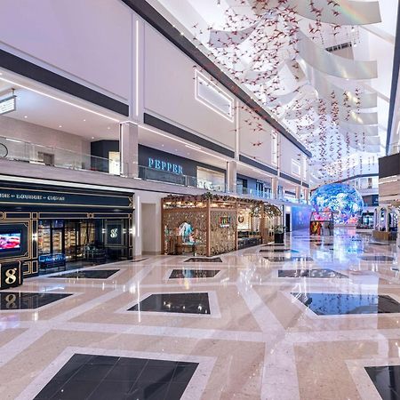 Conrad Las Vegas At Resorts World Exteriör bild The shopping mall