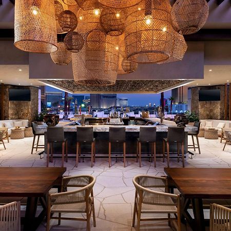 Conrad Las Vegas At Resorts World Exteriör bild The bar at the rooftop lounge