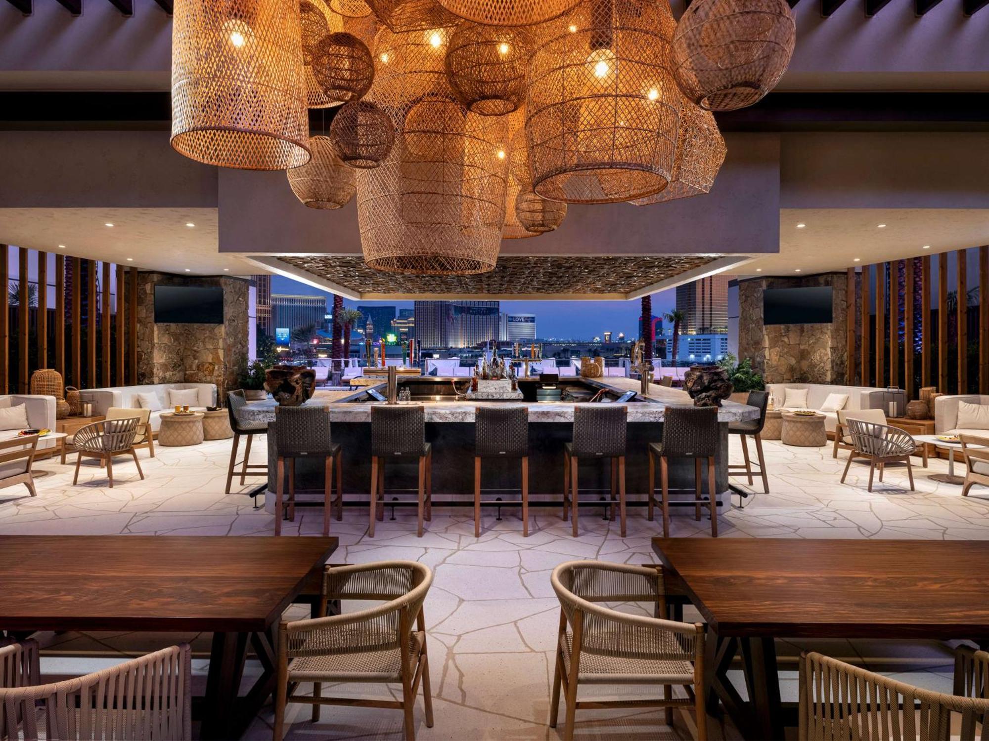 Conrad Las Vegas At Resorts World Exteriör bild The bar at the rooftop lounge