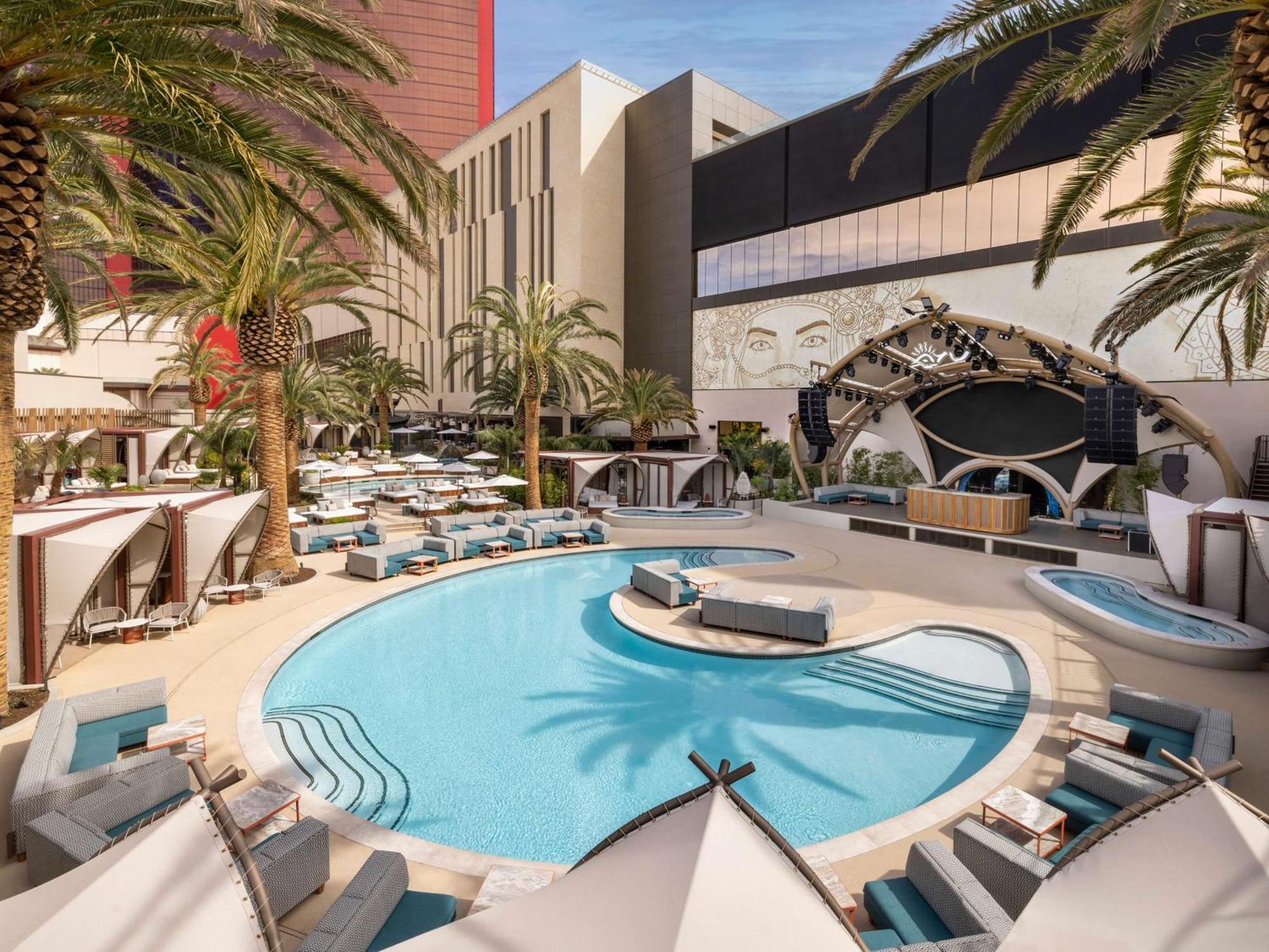 Conrad Las Vegas At Resorts World Exteriör bild The pool at the Wynn